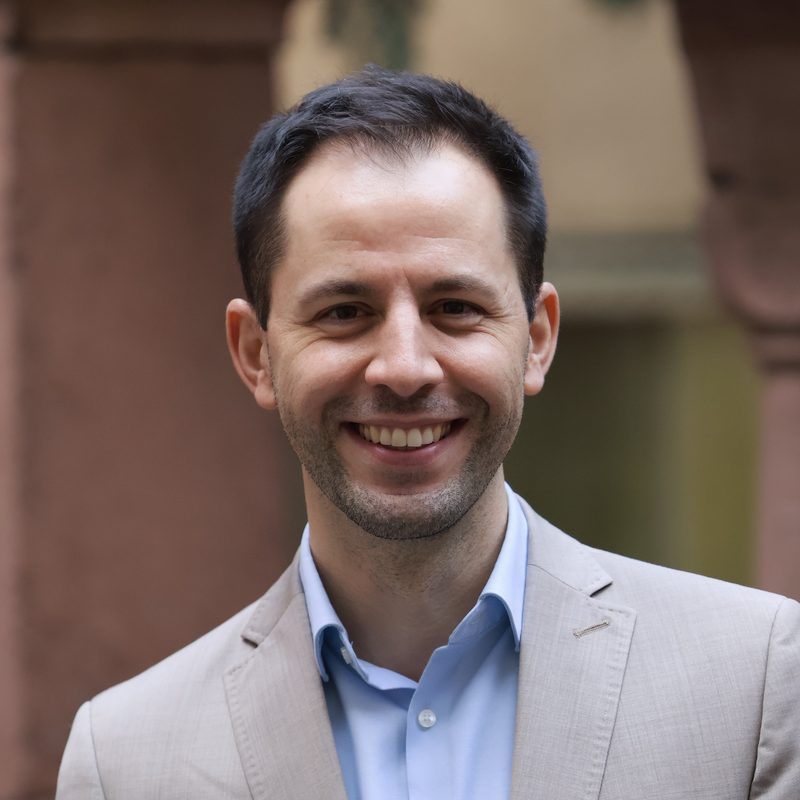 Dr. Lukas Gold